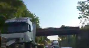 [VIDEO] Z ostatniej chwili: Naczepa TIRa rozpadła się na drodze, jak papierowa konstrukcja 