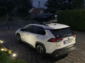Biuro Rutkowski poszukuje samochodu BIAŁEJ TOYOTY RAV4 o numerach rej. WF 9059T  skradzionego w Nowym Dworze Mazowieckim. Bezduszni złodzieje ukradli auto do przewozu niepełnosprawnego dziecka