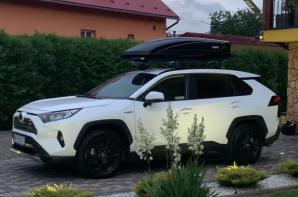 Biuro Rutkowski poszukuje samochodu BIAŁEJ TOYOTY RAV4 o numerach rej. WF 9059T  skradzionego w Nowym Dworze Mazowieckim. Bezduszni złodzieje ukradli auto do przewozu niepełnosprawnego dziecka