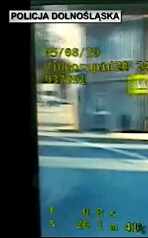 [VIDEO] Wioząc pasażerkę, pędził motocyklem z prędkością ponad 180 km/h