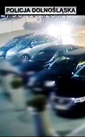 [VIDEO] Areszt dla złodzieja samochodu zatrzymanego po pościgu. Kradzież zarejestrowały kamery monitoringu
