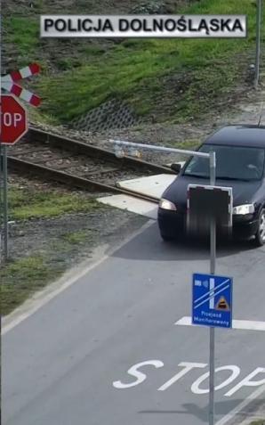 [VIDEO] Kierowco miej się na baczności! Dolnośląscy policjanci nawet z powietrza obserwują twoje zachowanie na drodze