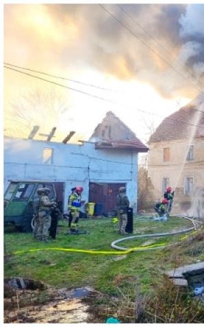 [VIDEO] Działania jaworskich funkcjonariuszy, wrocławskich kontrterrorystów i policyjnego negocjatora przy pożarze w Skale