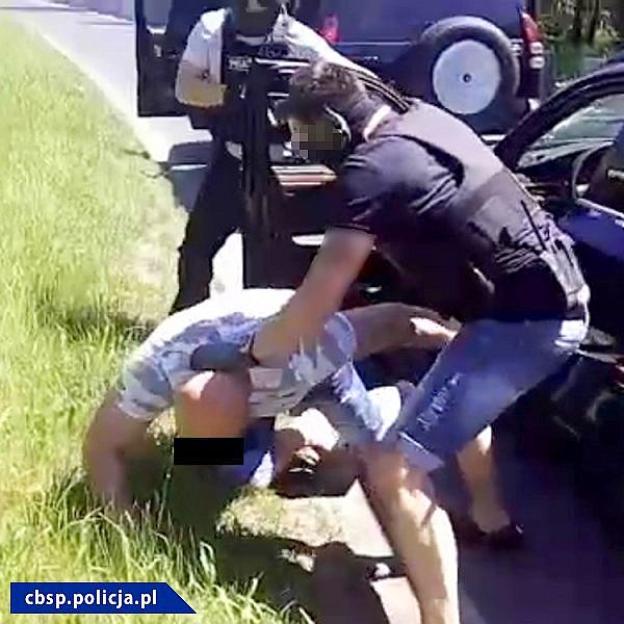 [VIDEO] Policjanci CBŚP zatrzymali cztery osoby. Wśród nich obywatel Azerbejdżanu Azad A.