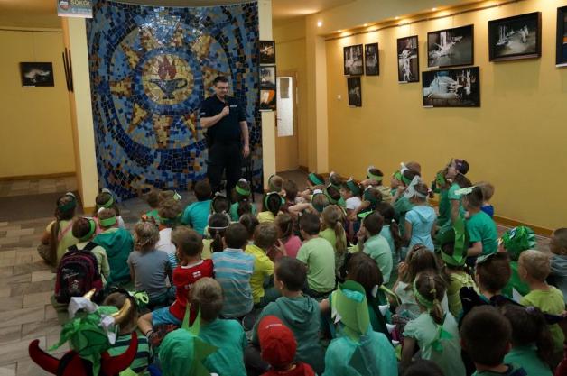 Siemianowiccy policjanci z wizytą u Zaczytanych Smoków