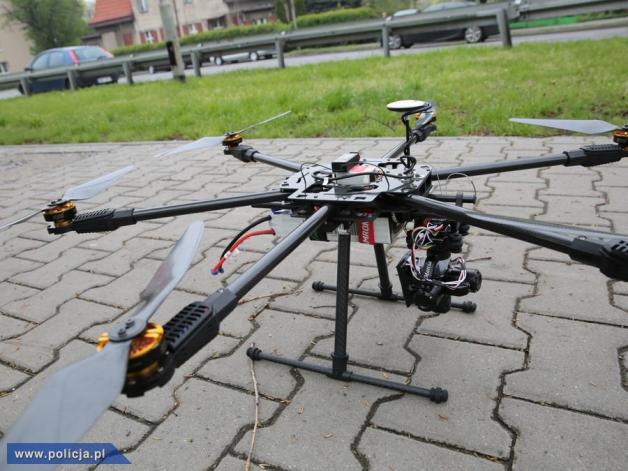 Dronami uderzają w piratów drogowych. Nowatorski pomysł śląskiej drogówki!