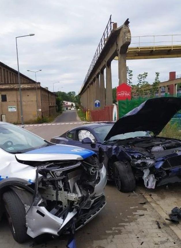 Był pod wpływem narkotyków, kierował samochodem, zniszczył murawę boiska sportowego, chciał przejechać policjantkę i staranował radiowóz – mężczyzna jest już w rękach policji