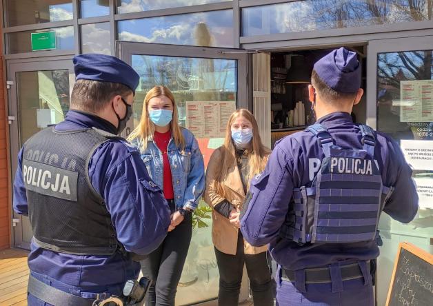 Kontrole lokali gastronomicznych – policjanci ujawniają przypadki łamania obostrzeń